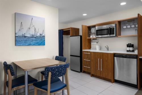 Kitchen, Home2 Suites by Hilton Minneapolis-Eden Prairie in Minnetonka (MN)