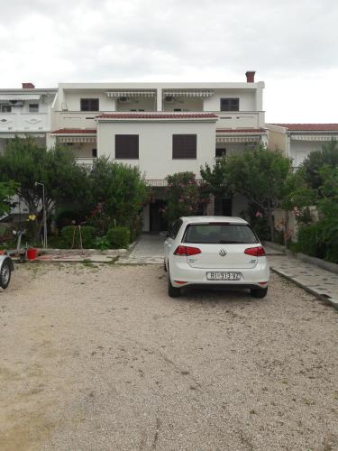  Apartments Metajna X in Metajna