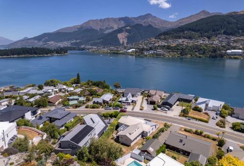 Lake & Mountain view holiday home Queenstown – khách sạn tại Kelvin Heights