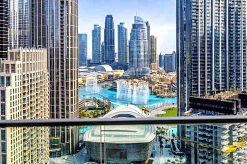 Vogue Vacation Homes, Downtown Forte near Dubai Mall and Burj Khalifa, Three-Bedroom Plus Kids room with Balcony and Fountain view, full access to all amenities, Dubaj