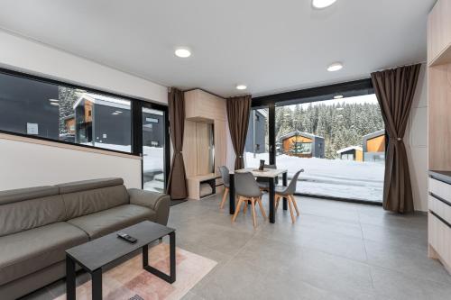 1 queen bed, 1 sofa bed