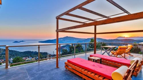 Kalkan 5 bedroom Seaview villa with private pool and Jacuzzi – khách sạn tại Saribelen
