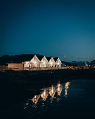 Camp Solbergfjord - Modern sea lodges in Sorreisa