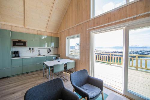 Erkély/terasz, Camp Solbergfjord - Modern sea lodges in Sorreisa
