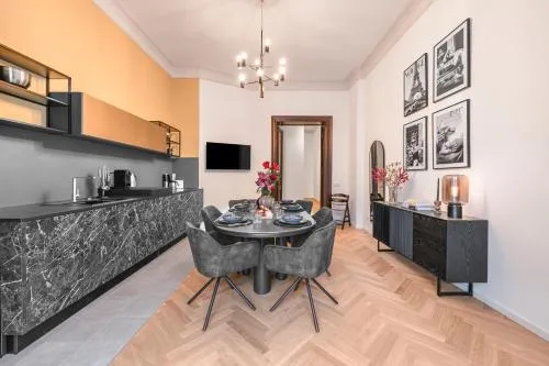 TheSuarez Group Loft, 3 BR, 2 full bath rooms, one big kitchen & living room, 120m2, family friendly, 2-6 Guests in Berlin, Deutschland