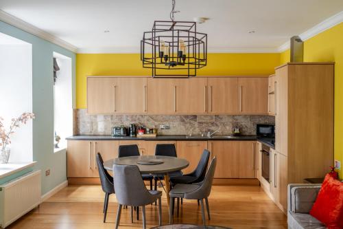 JOIVY Royal Mile Apartments Room Type - Three-Bedroom Apartment