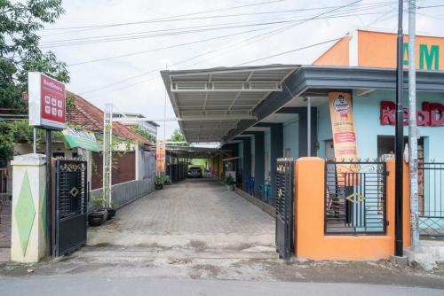Entrance, RedDoorz Syariah near Lippo Plaza Sidoarjo near Rumah Sakit Delta Surya