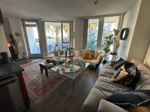 Walk to Beach & Promenade Cozy Santa Monica Condo