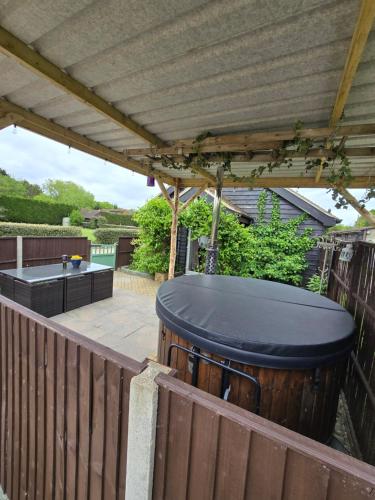 Oak Cottage with private log fired hot tub in 哈里特舍姆