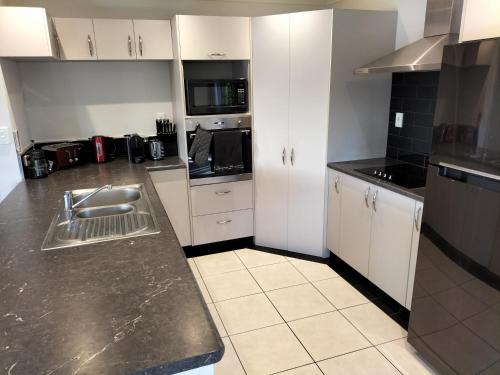 Two Totara Townhouse One Bedroom Executive Townhouse in 布倫亨市中心