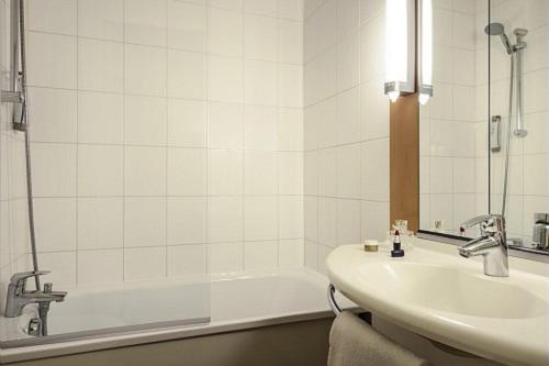 ibis Compi Room Type - Standard Room with 1 double bed and 1 single bed