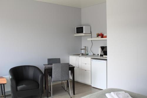 virtuve, Systrakot - Studio Apartments in Talknafjordur