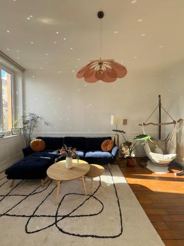 Quiet and sunny charming one-bedroom apartment with views