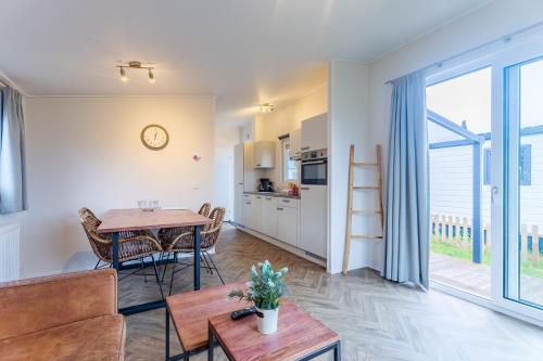 Welcome in - Chalet 'Schelp' - Camping Duinhoeve Zeeland | omheind en licht | Huisdiervriendelijk