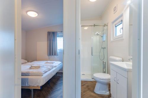 Welcome in - Chalet 'Schelp' - Camping Duinhoeve Zeeland | omheind en licht | Huisdiervriendelijk in Nieuw-Haamstede