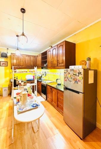 virtuve, 240m² 2 guļamistaba, 1 privāta vannas istaba Māja Polomolok
 (Feel at Home Polomolok WiFi 300mbps Netflix 75”TV) in Polomolok
