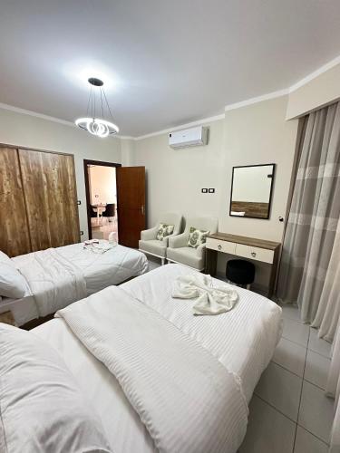 2 twin beds, 1 sofa bed