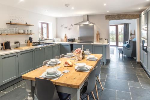 Iekārtas, 3 Bed in Whitstone oc-l29237 in Whitstone