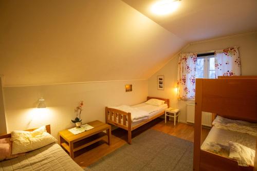 2 twin beds, 1 bunk bed