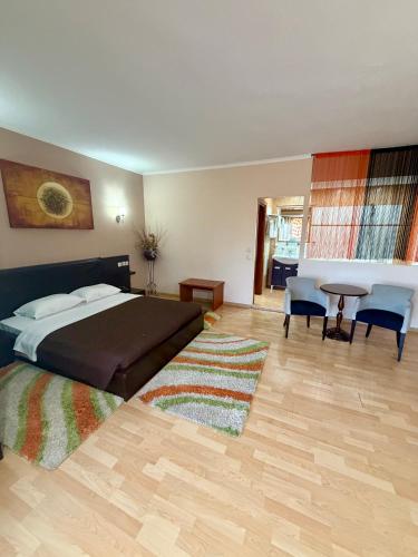 1 queen bed, 2 sofa beds