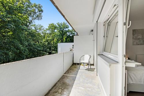 Ferienunterkunft mit Balkon und einem Schlafzimmer in 利普施塔特市中心