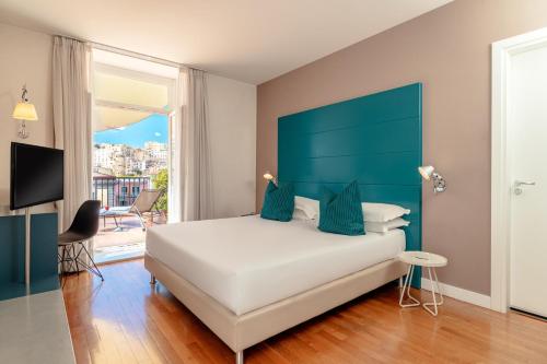Hotel Piazza Bellini & Apartments near Museo Cappella Sansevero