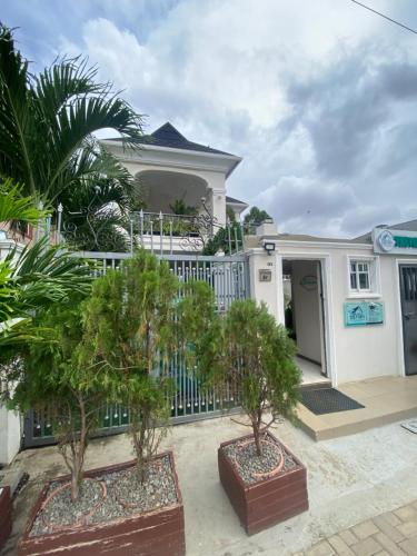 Trevors Home Place – khách sạn tại Alimosho