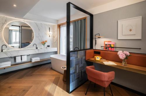 room detail thumbnail 2