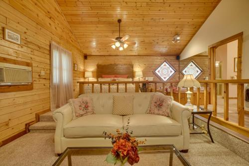 Studio with Deck Near Thorncrown Chapel and Lakes