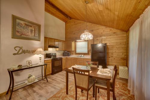 Studio with Deck Near Thorncrown Chapel and Lakes in Eureka Springs, USA