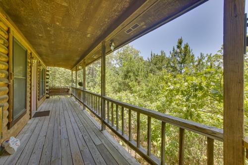 Studio with Deck Near Thorncrown Chapel and Lakes in Eureka Springs, USA