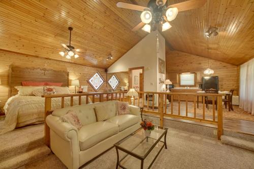 Studio with Deck Near Thorncrown Chapel and Lakes in Eureka Springs, USA