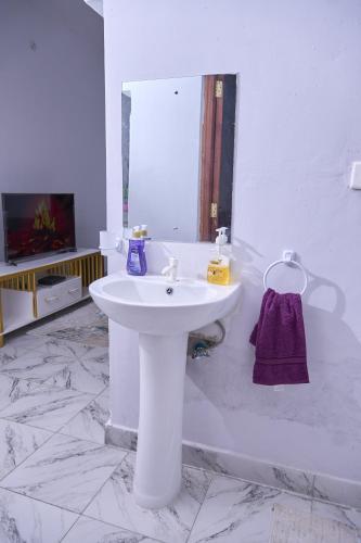 חדר אמבטיה, Malindi Coastal One-Bedroom Apartment in מלינדי