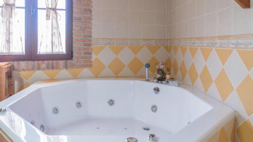 Vannas istaba, La Casita del Campo Alcaucín by Ruralidays (La Casita del Campo Alcaucin by Ruralidays) in Pilarejo