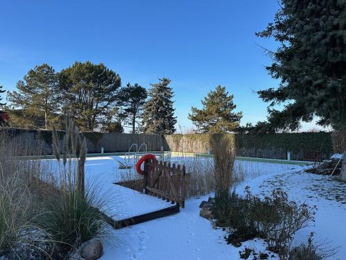 花園, Ferienhaus Biotop - Badeteich, Sauna, Kinoleinwand in 闊勒達