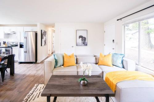 Beautiful Light-filled Farmhouse w swing & slide – khách sạn tại Bothell