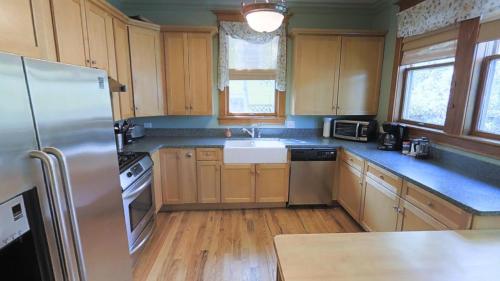 Built In 1910, This Remodeled Craftsman Style Home Offers The Best Of Bozeman! in Bozeman, USA