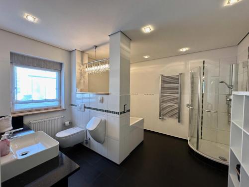 Zuhanyzó, Ferienhaus Biotop - Badeteich, Sauna, Kinoleinwand in Kolleda