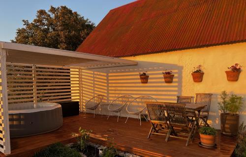 Gårdshus med jacuzzi på Österlen – khách sạn tại Glimminge