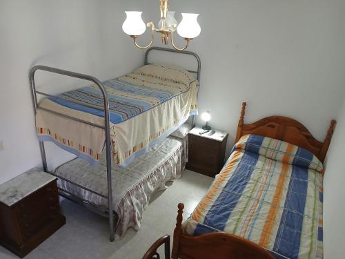1 twin bed, 1 bunk bed
