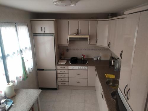 Kitchen, Habitacion Privada Triple Individual Toledo in Azucaica
