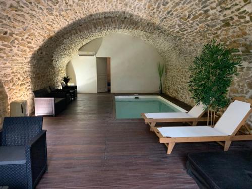 Mas en pierre 12 pers - Piscines intérieure & extérieure gîte à louer Bois de Gicon