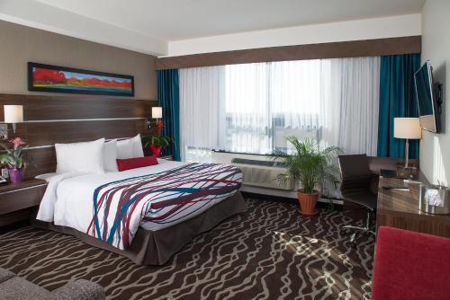 Exterior view of Encore Suites by Service Plus Inns
