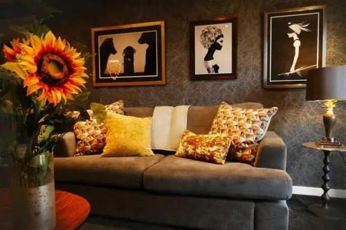 Modern chic apartment, lift access & free parking photo 2
