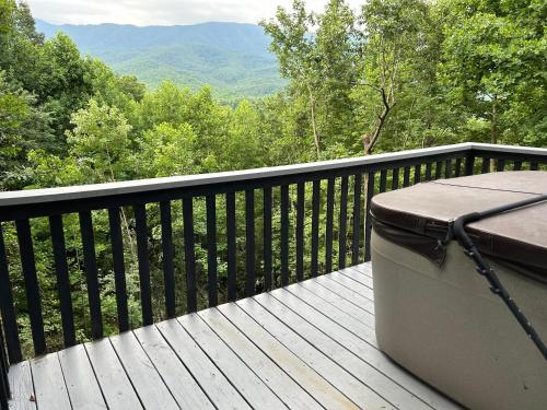 Little Bear, 1 Bedroom, Sleeps 2, Wood Fireplace, Pool Access, Pool Table in Gatlinburg, USA