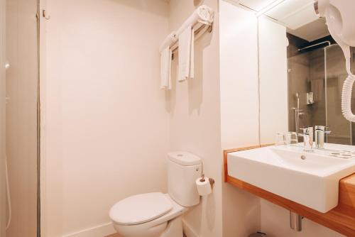 Vertice Roomspace Madrid Room Type - Double or Twin Room
