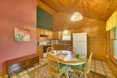 Eureka Springs Studio with Deck, Views and BBQ! in Eureka Springs, USA