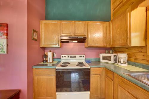 Eureka Springs Studio with Deck, Views and BBQ! in Eureka Springs, USA