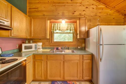 Eureka Springs Studio with Deck, Views and BBQ! in Eureka Springs, USA