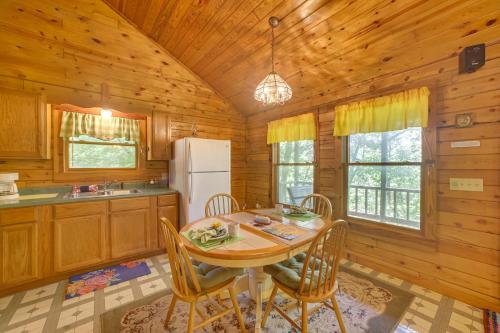 Eureka Springs Studio with Deck, Views and BBQ! in Eureka Springs, USA